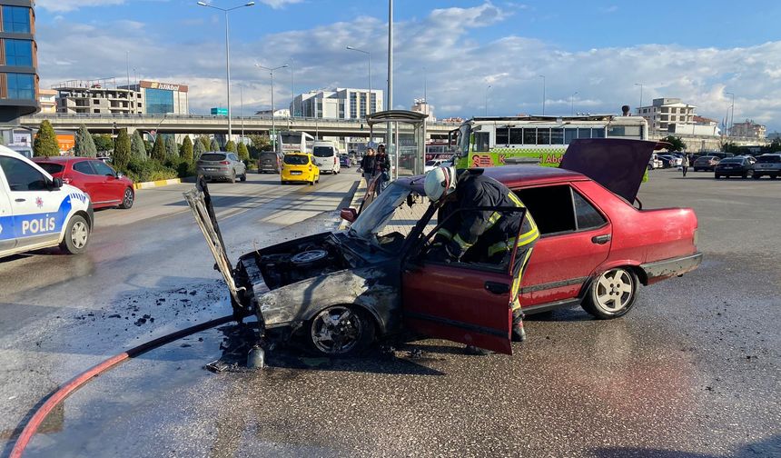 Otopark çıkışında alev aldı