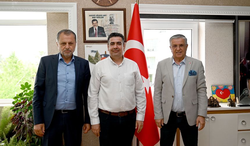 Kemer'de emekli olan personelden veda ziyareti