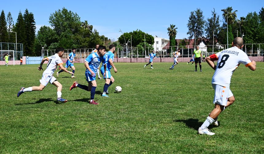 Kemer evinde berabere kaldı