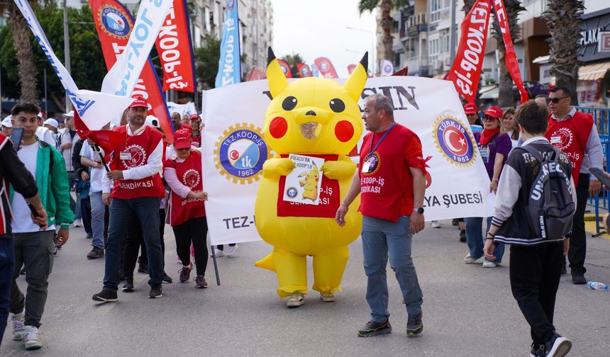 Antalya'da 'Pikachu'lu 1 Mayıs kutlaması