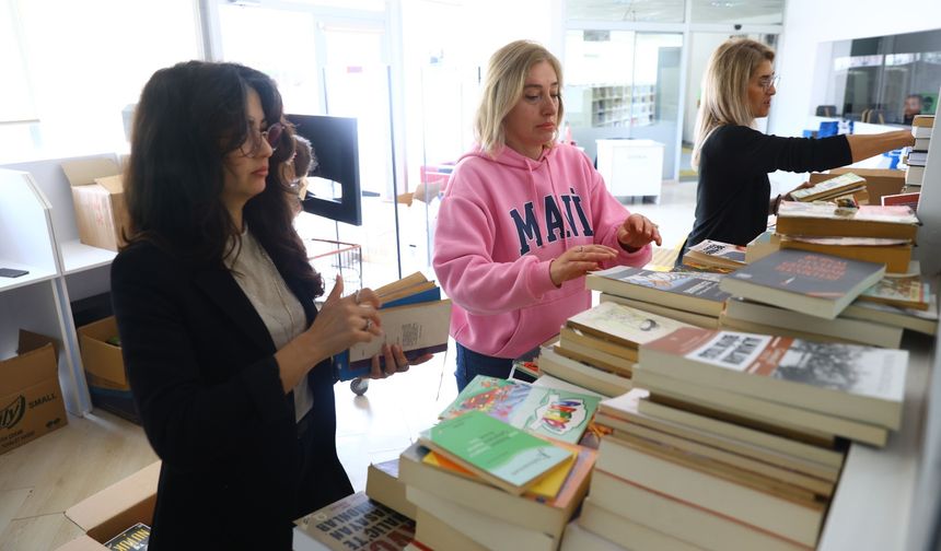 Bağışlanan kitaplar dört bir yana dağıtılıyor