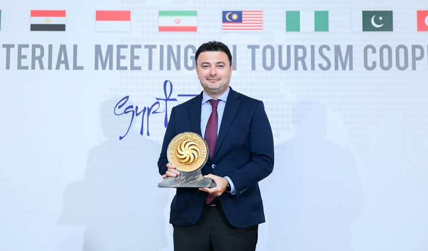 Antalya'ya ödülünü Kahire'de aldı