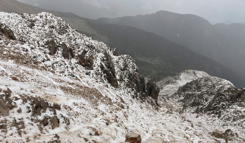 Kemer'e Mayıs'ta kar yağdı