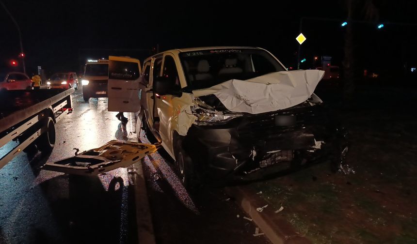 Antalya'da tur araçları çarpıştı: 6 yaralı