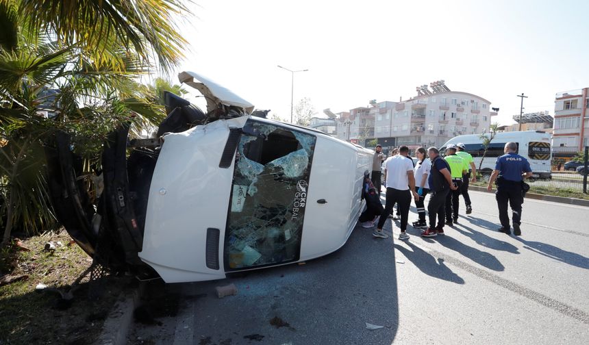 Kepez'de servis minibüsü devrildi