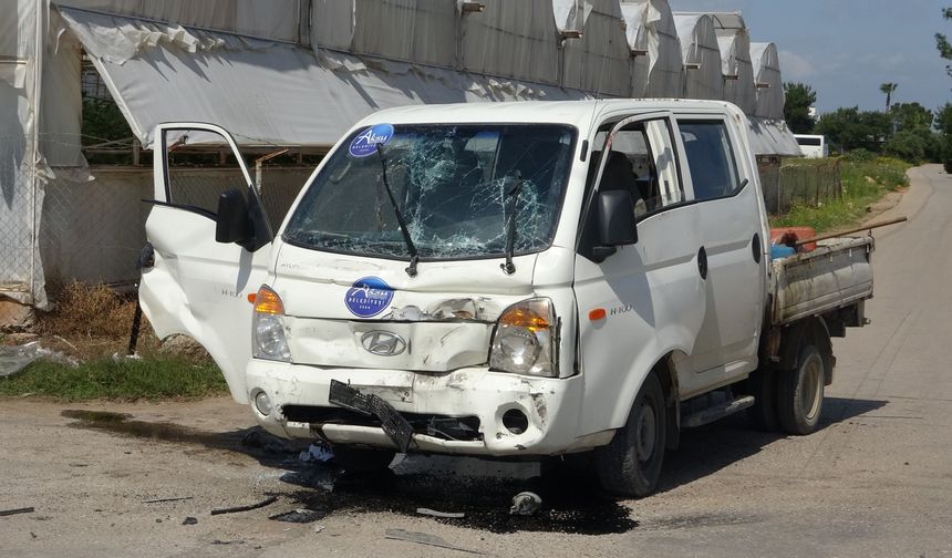Kamyon ile hafif ticari araç çarpıştı