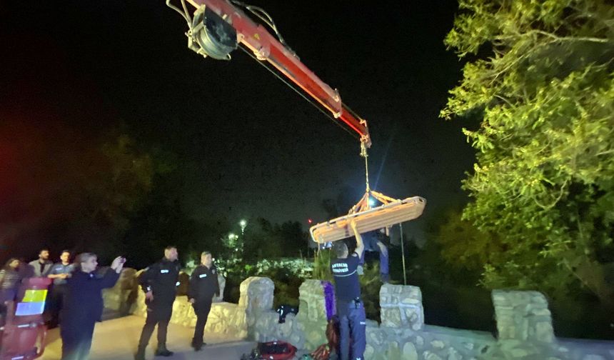 Köprüden beton zemine düştü, vinçle kurtarıldı