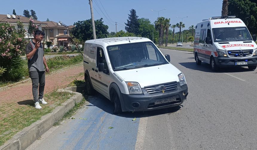 Lastiği patlayan araç kaldırıma çarptı