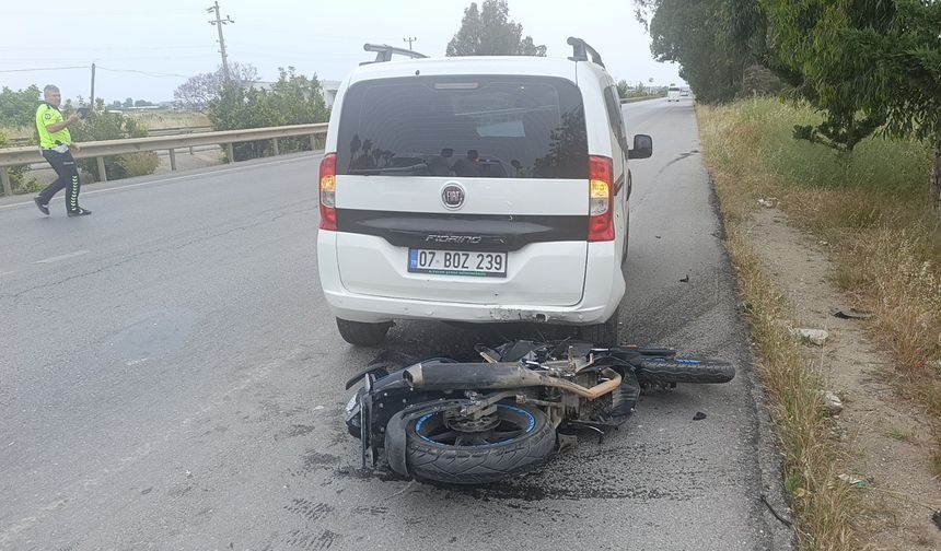 Duran araca motosiklet çarptı