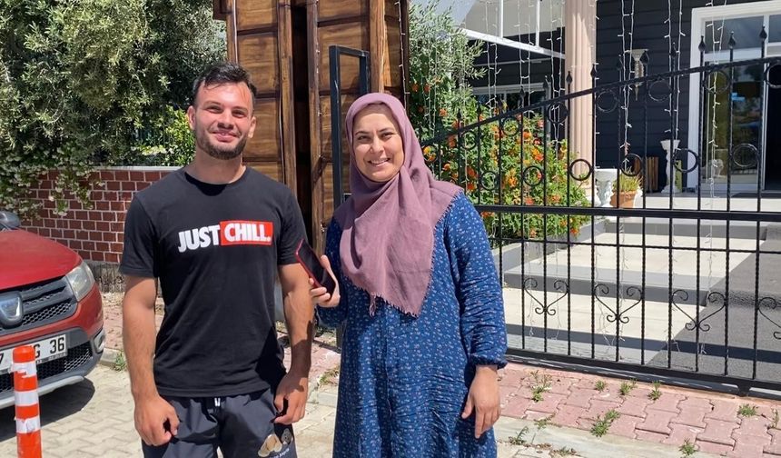 Bulduğu telefonu sahibine teslim etti