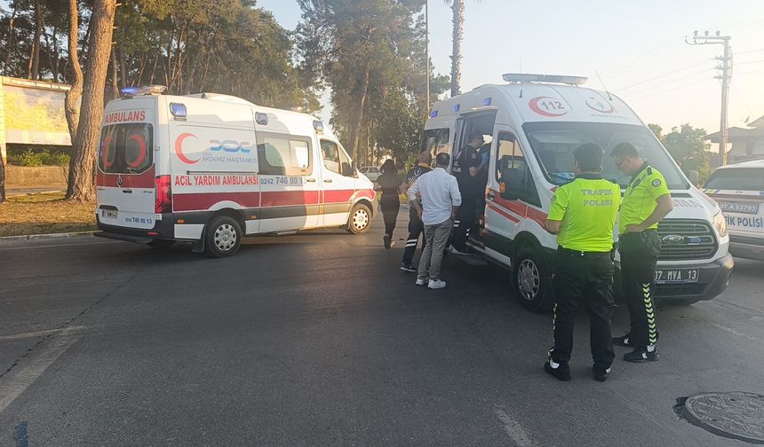 Manavgat'ta kavşakta kaza: 3 yaralı