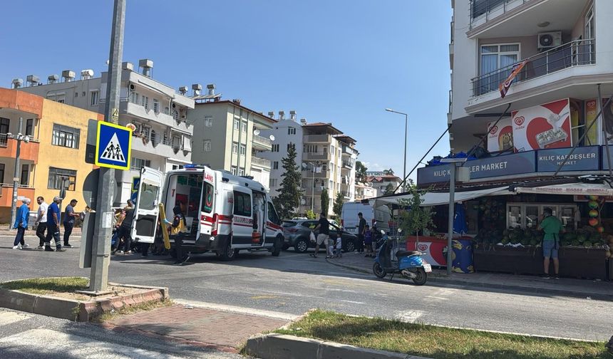 Motosiklet ile otomobil çarpıştı