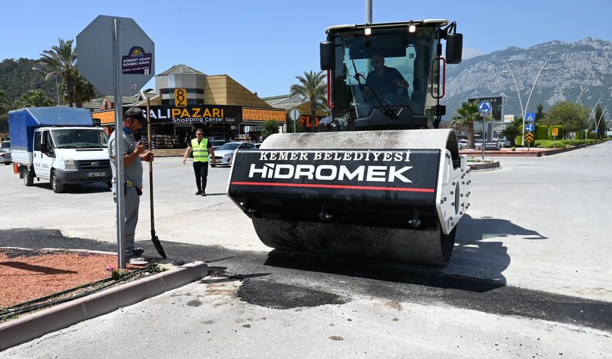 Kemer'de yollar asfaltlanıyor