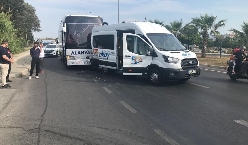 Antalya'da yolcu otobüsü kaza yaptı
