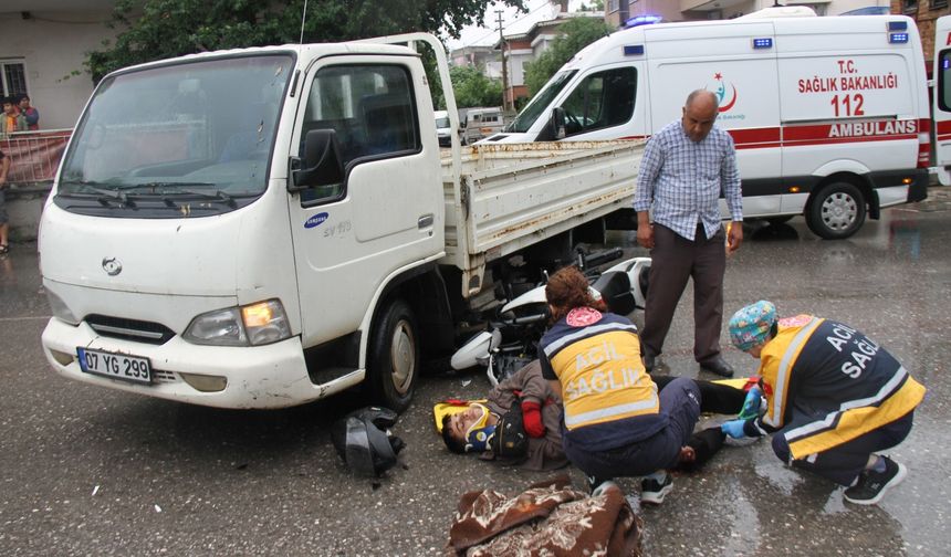 Kamyonet ile çarpışan motosikletin sürücüsü yaralandı