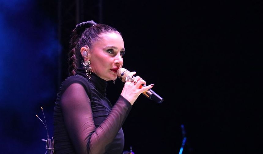 Şarkıcı Sıla, Antalya'da sahne aldı
