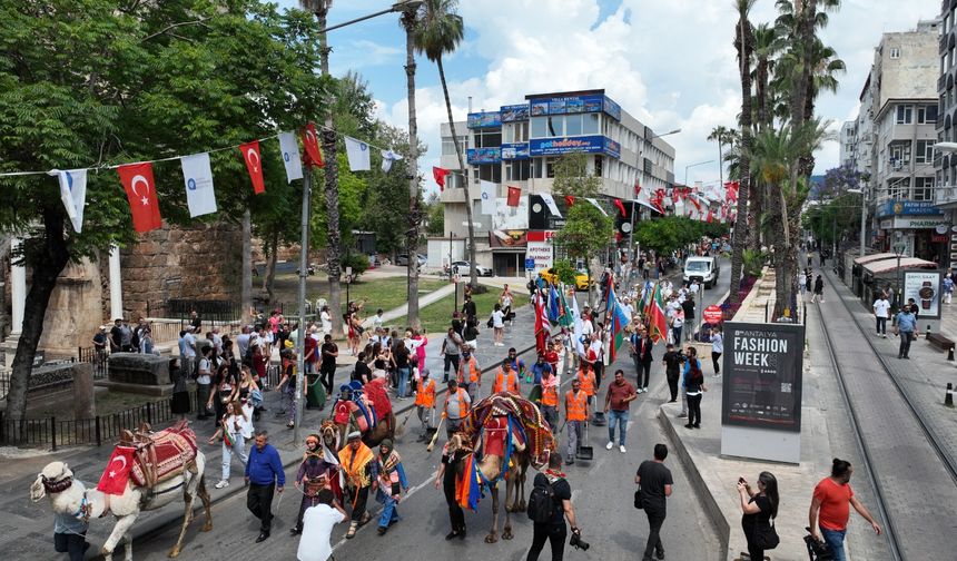 Antalya sokakları şenlendi