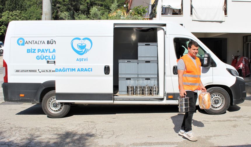 Büyükşehir'in aşevi Manavgat'ta ihtiyaç sahiplerinin yanında