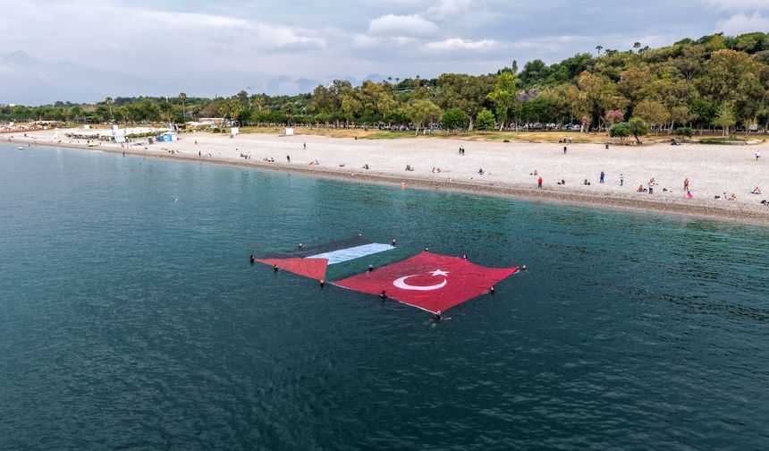Denizde Türk ve Filistin bayraklı mesaj