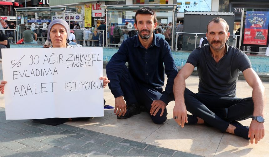 Oğlu için oturma eylemi yaptı