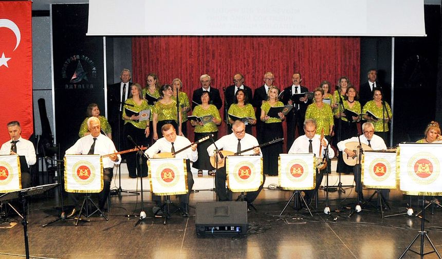 Emekli subay ve eşlerinden türkü konseri