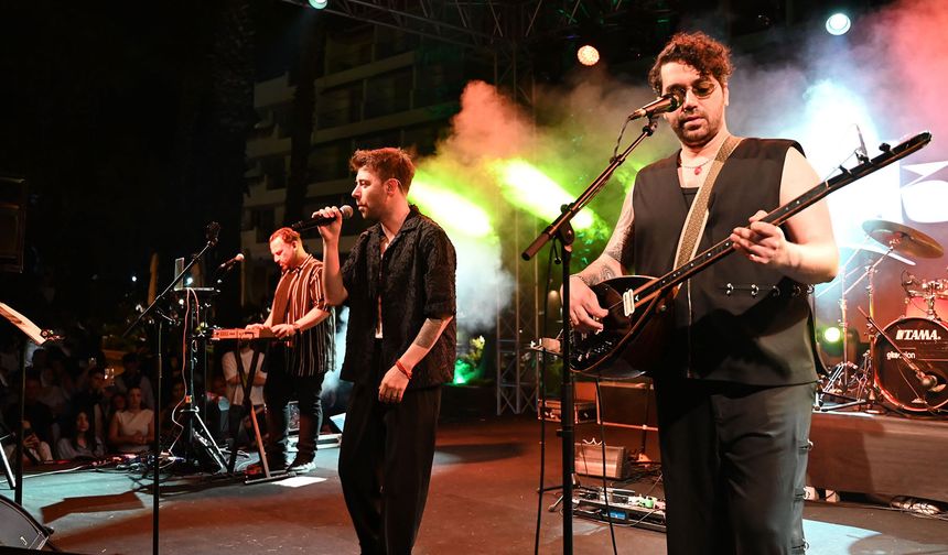 İkilem grubu Kemer'de konser verdi