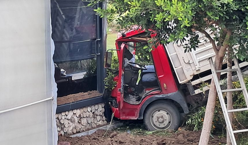 Serik'te kamyonet bahçeye uçtu