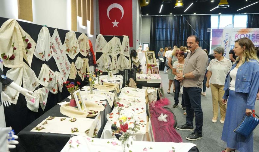 Konyaaltı'nı renklendiren sergi