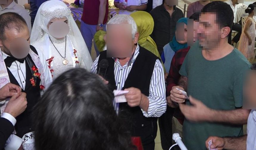 Davetsiz düğüne gitti, pasta yedi, takılan paraları çaldı