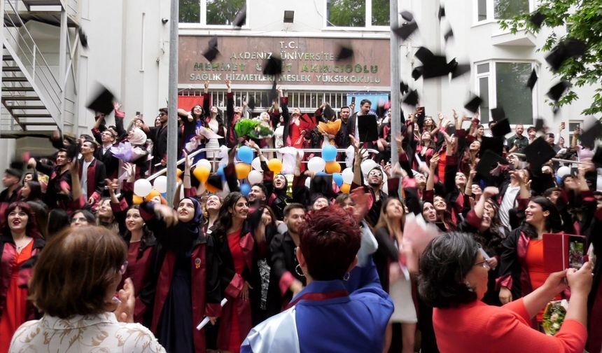 Akdeniz Üniversitesi'nde mezuniyet