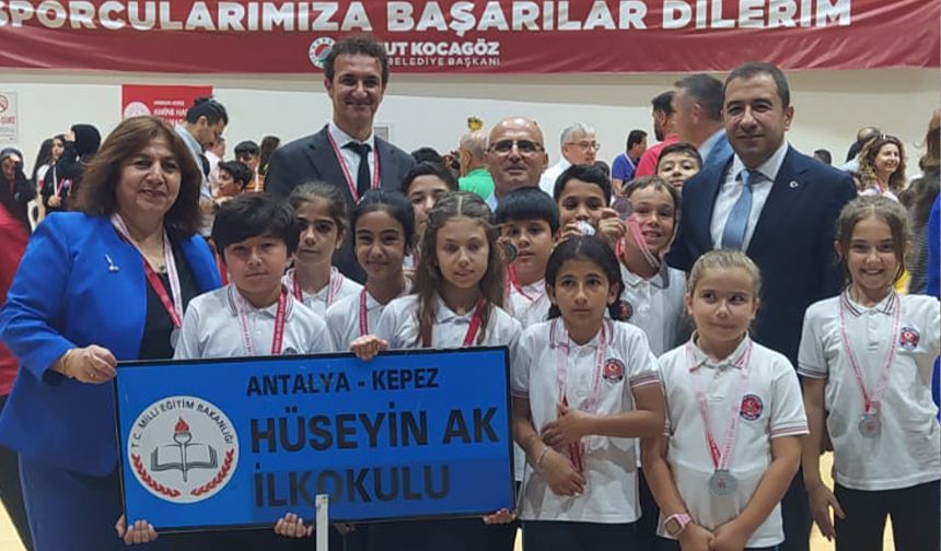 Hüseyin Ak'ın gururu oldular