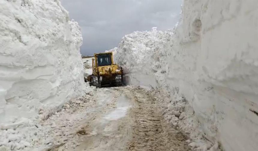 3 metrelik karda yol açma çalışması