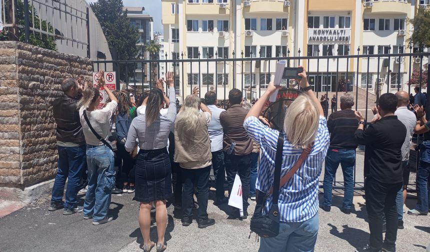 Okul önünde kıyafet eylemi