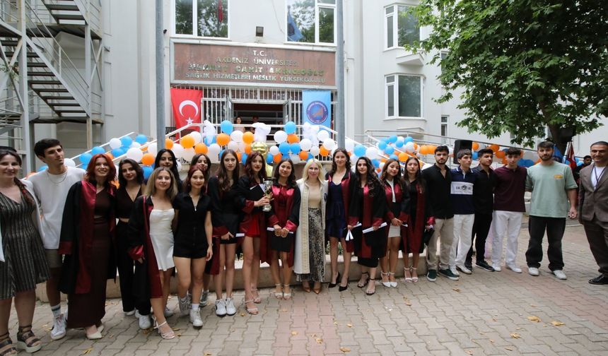 AÜ Sağlık Hizmetleri öğrencileri mezun oldu