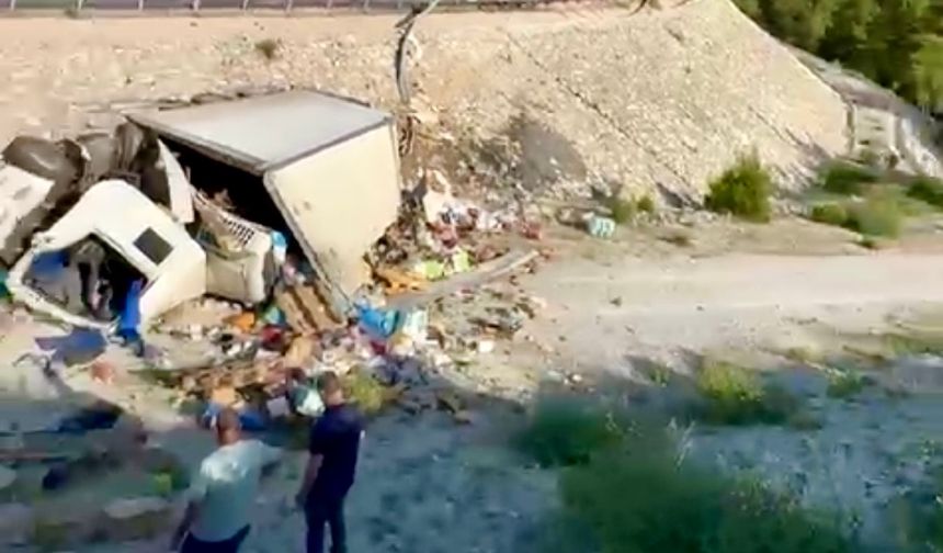 Antalya'da kamyon boşluğa yuvarlandı