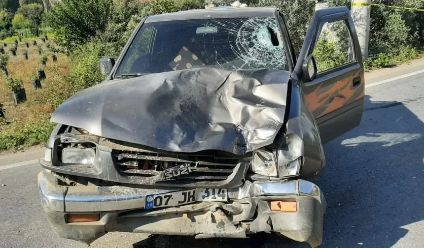 Alanya'da motosiklet otomobile çarptı