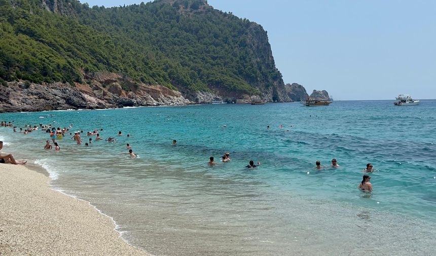 Kleopatra Plajı'na akın ettiler