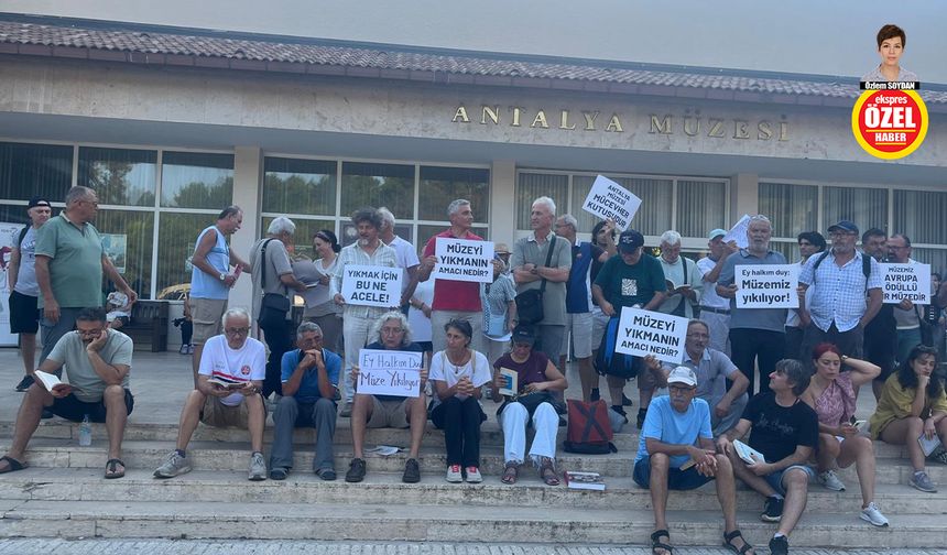 Müzede kitaplı protesto