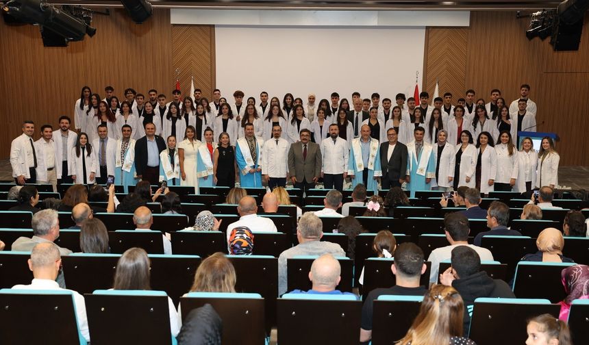 Öğrenciler beyaz önlükleri giydiler