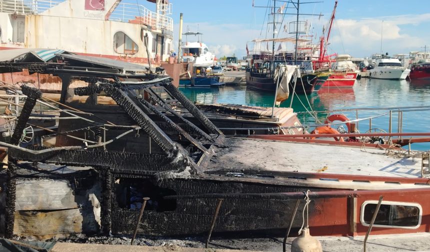 Antalya Balıkçı Barınağı’nda tekneler yandı!