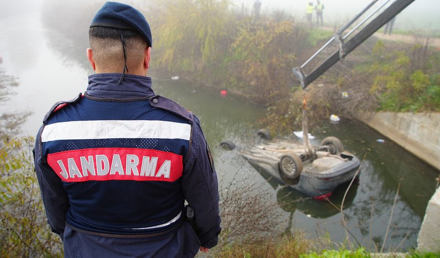 Kazada ölen arkadaşını araçta bırakıp kaçtılar