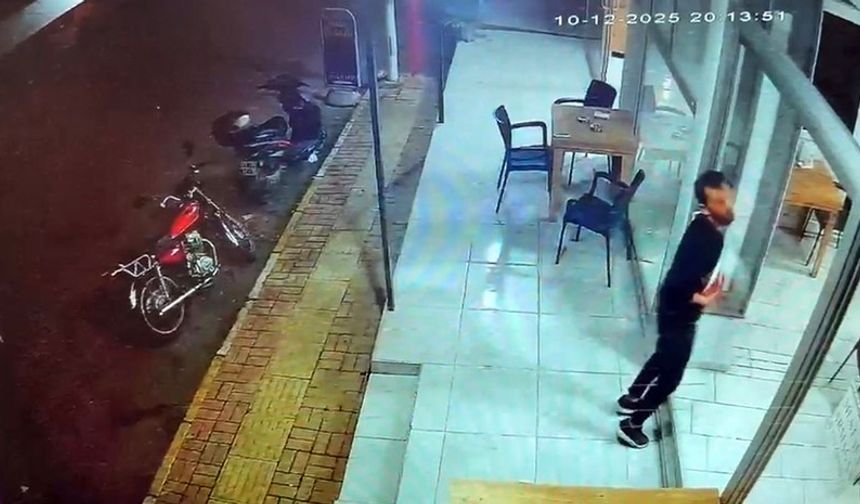 Garson sildiği cama çarptı