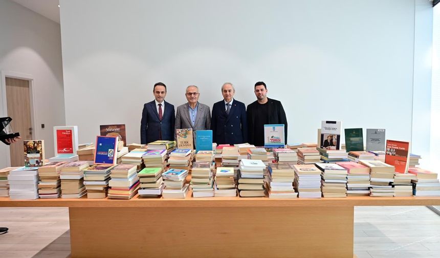 Antalya Kütüphanesi’ne 2000 kitaplık bağış