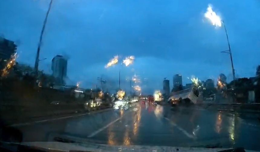 Minibüsün devrildiği anlar kamerada