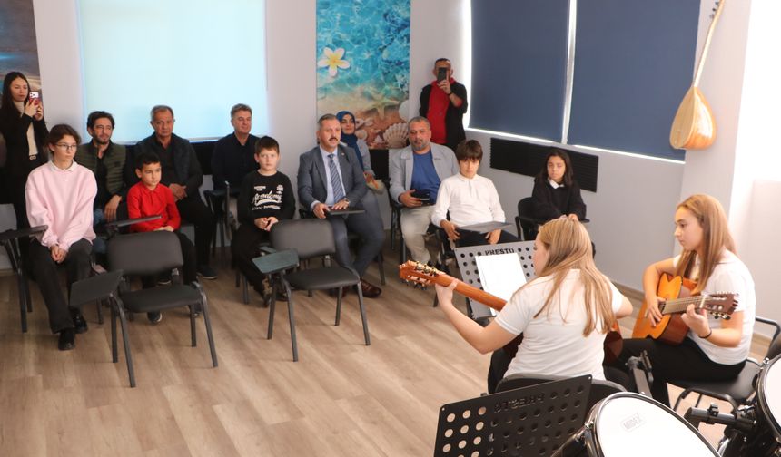 Hayırseverden Kemer'e müzik sınıfı