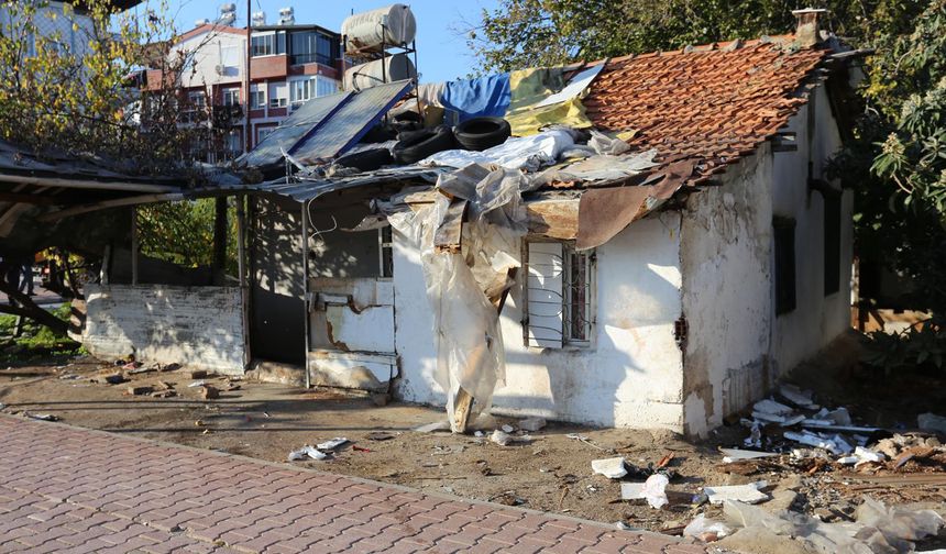 Kepez'de çöp ev temizliği