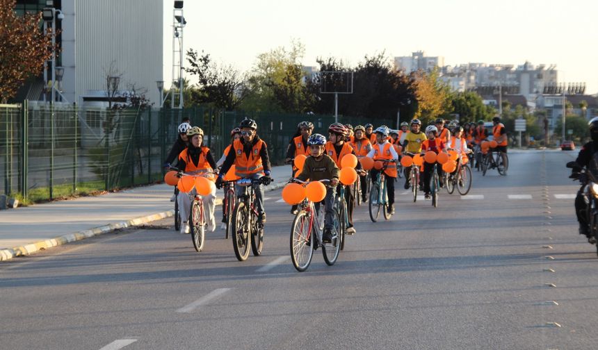 Turuncu pedallar farkındalık için döndü