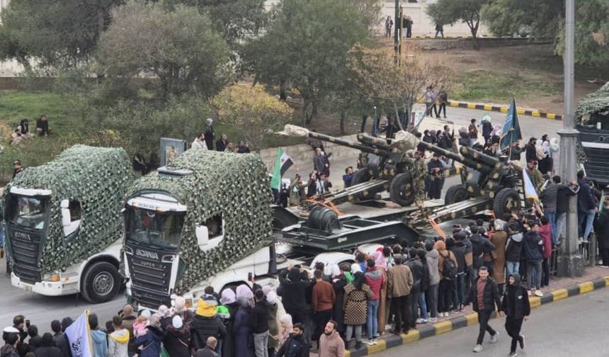 Yeni ordudan askeri geçit töreni