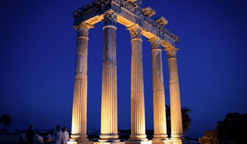 Antalya'da ziyaretçi akınına uğradı