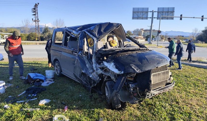 Manavgat'ta minibüs devrildi: 5 yaralı